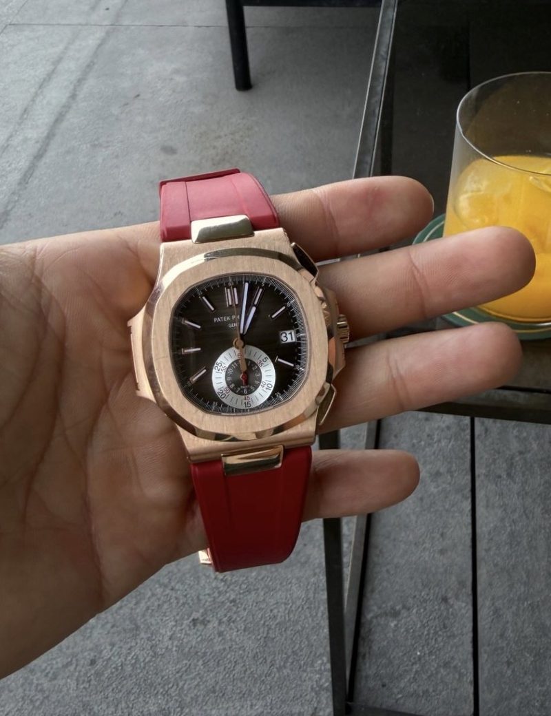 Patek Philippe Nautilus en or rose, bracelet rouge