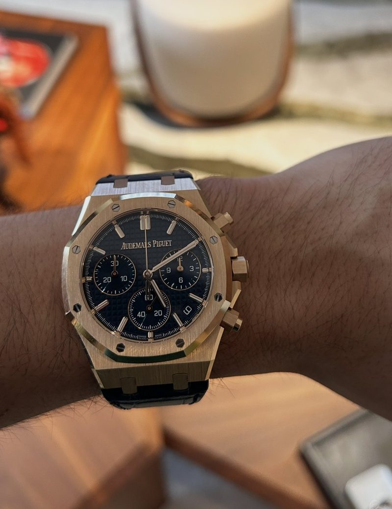 Audemars Piguet Royal Oak Chronographe en or au poignet